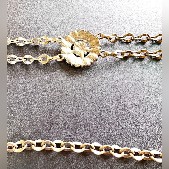 Brass tone flower belt with brown rims tones. Lobster clasp closure. - Picture 3 of 6